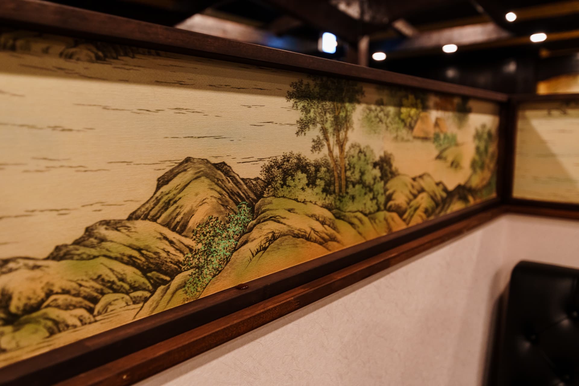 落ち着いた色合いの山水画が続く欄間